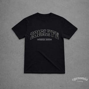 K&ouml;nnte beinhalten: Schwarzes T-Shirt mit dem wei&szlig;en Schriftzug "2016LYFE" in einer Schriftart im College-Stil. Darunter steht der Schriftzug "SMOKE DAPE" in kleinerer Schrift, flankiert von Stern- und Blattmotiven. Das T-Shirt ist aus weichem Material.