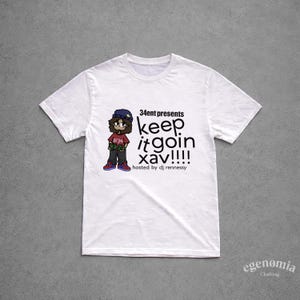 Op de afbeelding: Een wit T-shirt met korte mouwen en een cartoonfiguur met een blauwe muts, rood shirt en donkere broek. De afbeelding bevat de tekst 34ent presents keep it goin xav!!!! hosted by dj rennessy in zwarte letters op de voorzijde van het shirt.