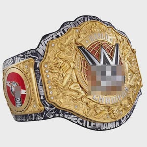 Può includere: Una cintura da campionato oro e argento con dettagli intricati. La cintura presenta una grande placca centrale con un design a globo e le lettere "M" e "W". Sono visibili anche le parole "WRESTLEMANIA" e "WORLD CHAMPION".
