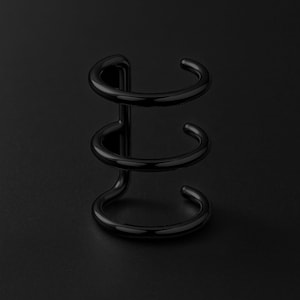 Op de afbeelding: Een glanzend zwarte, drielaagse displaystandaard. De standaard heeft een verticale steun met drie gebogen, ringvormige houders. Het ontwerp is minimalistisch en modern, met een reflecterend oppervlak.