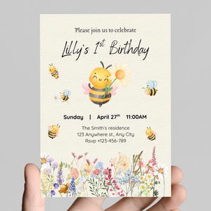Convite de 1º aniversário com flores silvestres, modelo de convite para festa de aniversário de abelha floral editável, cartão de aniversário para aniversariante de jardim BH01