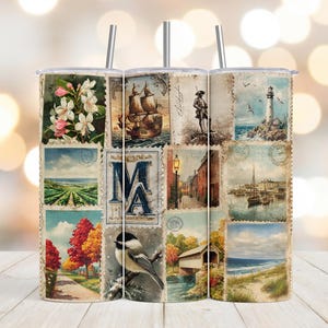 Op de afbeelding: Een roestvrijstalen beker met een collage van vintage postzegelafbeeldingen. De postzegels tonen scènes van bloemen, zeilboten, vuurtorens en landschappen. De beker heeft een zilveren rietje en deksel en is ontworpen voor koude dranken.