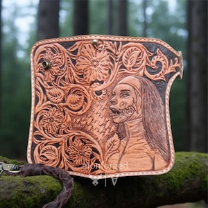 Cartera gótica hecha a mano, de cuero tallado, plegable, con motivos de monja demonio y vampiro, ideal como regalo unisex para moteros de Halloween.