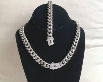 Cadena cubana plateada: acero inoxidable estilo Mónaco, resistente al deslustre.