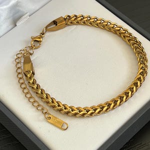 Minimalistiskt flätat armband i rostfritt stål med 18 karat guldplätering