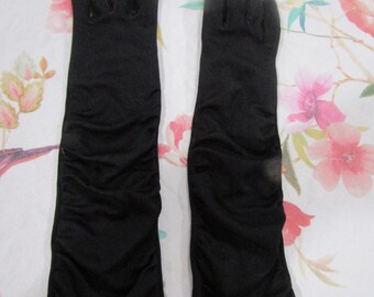 Vintage zwarte nylon avondhandschoenen met plooien/ruches -- 16" ellebooglengte ---- maat 7 ---- Handschoenenveiling # 4023---0125
