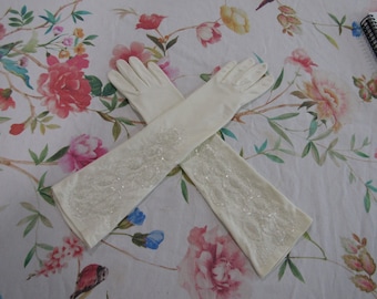 Vintage Cremeweiße Nylon Schwere Perlen Abend Handschuhe --- 40 cm Ellenbogen Länge -- Größe 17 cm --- Auktion 3583-- 0524