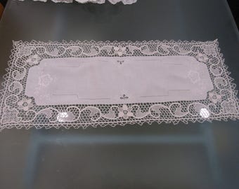 Camino de mesa vintage de algodón fino o lino (?) con encaje de ganchillo hecho a mano de textura gruesa y elegante.