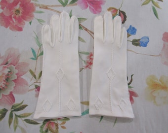 Vintage White Cotton Gauntlet Gloves with White Stitching---9" Bracelet Length--Size 6 1/2-- Glove Auction # 3530--0324