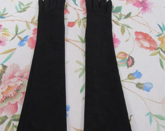 Vintage zwarte nylon opera avondhandschoenen-- 16" ellebooglengte ----maat 7----handschoenveiling #3570---0424