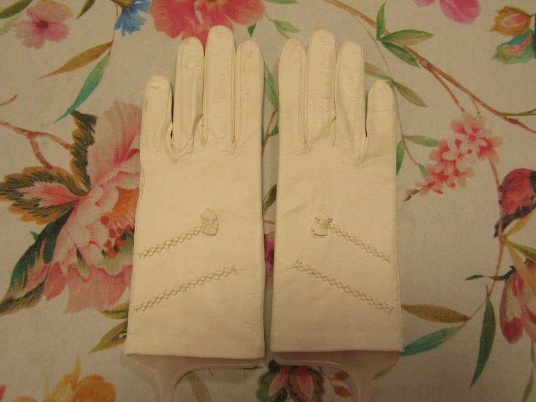 Vintage PREOWNED White Kid Gloves With Bows8 Bracelet