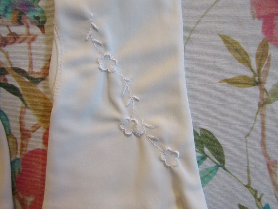 Vintage White Nylon Embroidered Gloves---9" Brace… - image 2