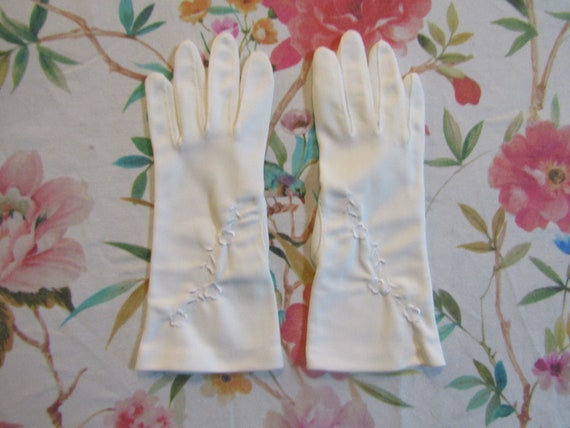 Vintage White Nylon Embroidered Gloves---9" Brace… - image 1