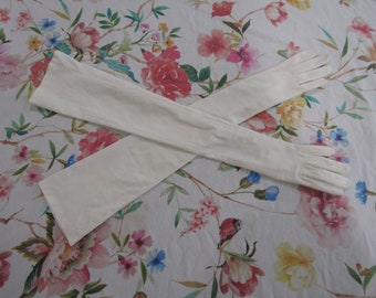 Vintage Elfenbein / Weiß / Creme Stretch Nylon Mousquetaire Handschuhe---22 "Opera Länge---Perlenknöpfe---Größe 6 1/2 --Handschuh Auktion #3584--0524