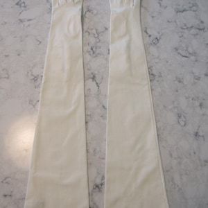 Vintage vita mousquetairehandskar i nylon från 1960-talet -- 22" operalånga ---- Pärlknappar --- Storlek 6 1/2 -- Handskauktion #2894---0423