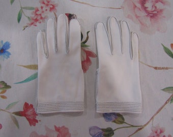 Vintage Simple White Cotton Gloves with Black Stitching----7" Wrist/"Shorties" Length-----Size 6 1/2---Auction #3578--0424