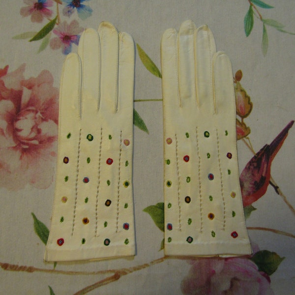 Vintage NOS New Dead Stock Italian White Kid Leather Gloves w/Embroidered Flowers--9" Bracelet Length---Size 7--Glove Auction # 2415-0223