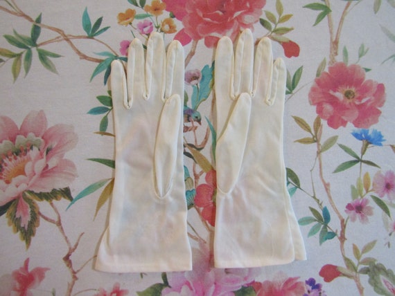 Vintage White Light Weight Nylon Gloves with Embr… - image 3