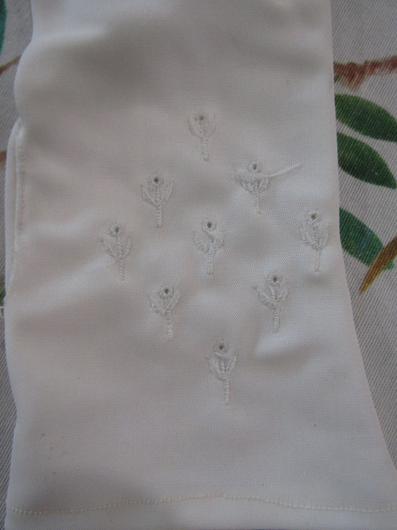 Vintage White Nylon Evening Gloves----9" Bracelet… - image 2