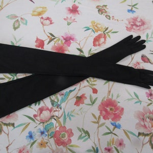 Vintage svarta nylon mousquetaire opera aftonhandskar ---- svarta knappar--- storlek 6--handskeauktion # 3179--1023