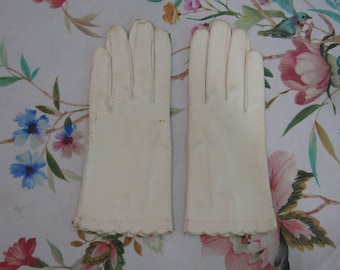 Vintage White Italian Kid Leather Scalloped Gloves With Issues--NEED CLEANING--Washable--9" Bracelet Length--Size 7 1/2  Auction #3080-0823