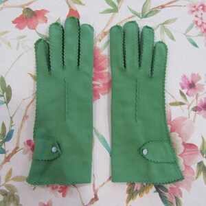 Vintage Green Nylon Gloves with Buttoned Tabs----9.5" Bracelet Length-----Size 7 1/2----Glove Auction #2557--0223