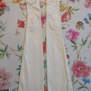 Vintage Elfenbensvita Nylon Opera Mousquetaire Handskar--63 cm--Vackra Strassknappar---Storlek 6 1/2 --Handskauktion #1622--0822