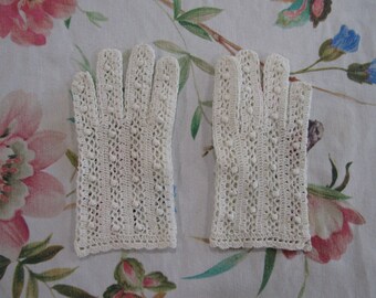 Vintage White Cotton Hand Crocheted Gloves--Young Girls??---6.5" Wrist or "Shorties" Length----Size Small--6/ 6 1/2---Auction #3588--0524