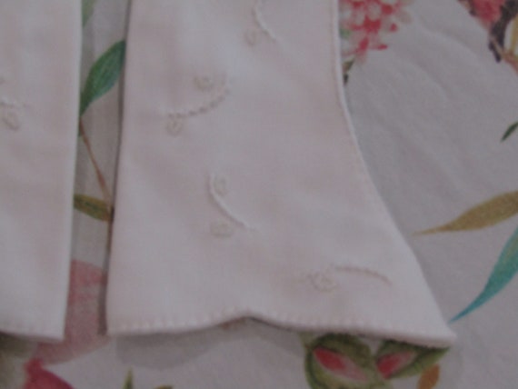 Vintage White Cotton Scalloped Gauntlet Gloves wi… - image 2