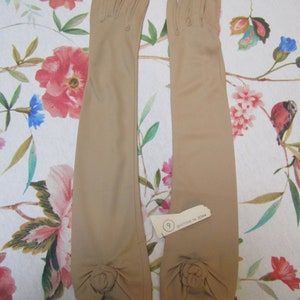 Vintage Cornelia James Operahandskar: Karamellfärgade nylon aftonhandskar med rosetter, storlek 6