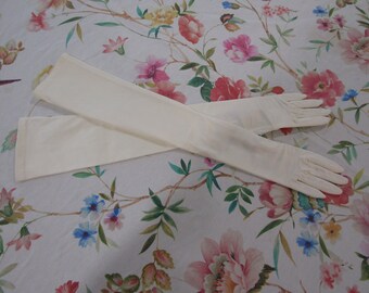 Vintage Elfenbein weiße matte Stretch Satin Brauthandschuhe - 22 "Opernlänge - Strassknöpfe - Größe 38--Handschuh Auktion #3589--0524