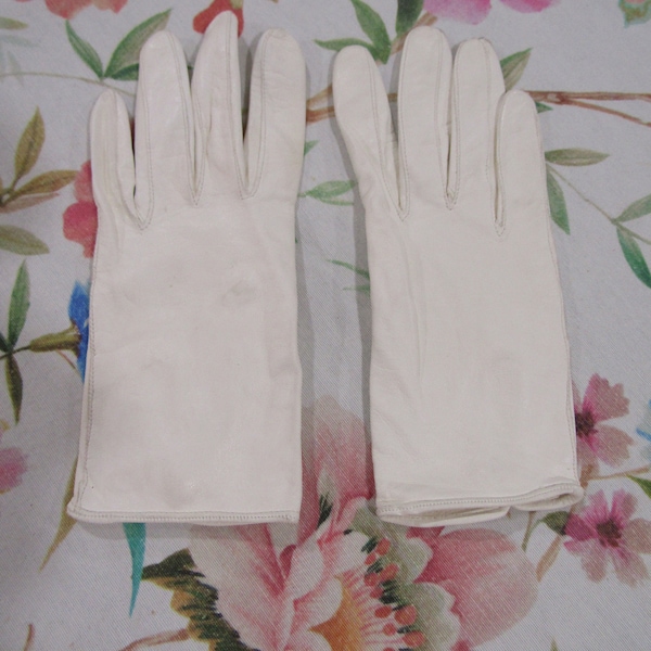 Vintage New Unused NOS White Kid Leather Gloves with Buttons-- 7.5" Wrist Length----Size 6 1/2---Glove Auction # 3359--0124