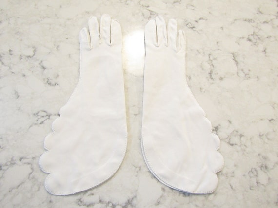 Striking LILLY DACHE Vintage White Cotton Gauntlet