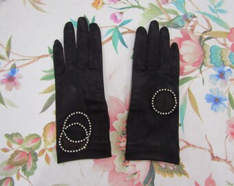 Luvas vintage novas, nunca usadas, em cetim preto fosco elástico com strass e recortes - 20 cm de comprimento (pulseira) - Tamanho 6 1/2 - Leilão de luvas nº 2949-0523