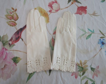 Vintage NOS New Dead Stock White Italian Kid Leather Gloves with Floral Cutouts-----8.5" Bracelet Length     Size 7--Auction #3518--0324