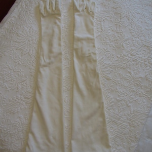 Vintage Elfenbensvita Nylon Opera Mousquetaire Handskar--63 cm--Pärlknappar---Storlek 6 1/2 --Handskauktion #4094--0326