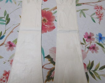 Vintage DENISE FRANCELLE White High End French Kid Leather Gloves---15" Bracelet Length---Washable--Size 6 1/2 ---Glove Auction #2626--1119