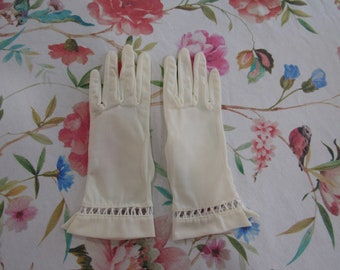 Gants de soirée vintage en nylon ivoire/crème avec ajouré --- longueur du bracelet 9 po.---Taille 6 1/2-----#3433--0324