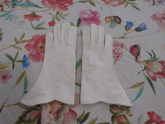 Vintage White Cotton Scalloped Gauntlet Gloves wi… - image 1