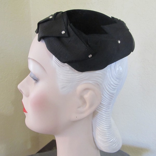 VINTAGE *1950's Small Round Black Velvet Evening Dinner Cocktail Toque Hat with Petaled Grosgrain Ribbon and Rhinestones--0618---00016