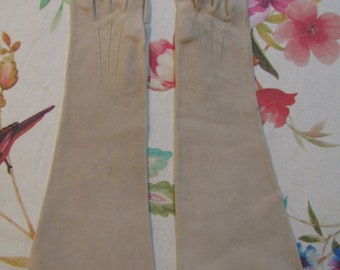 Vintage Light Fawn Brown Kid Suede Leather Gloves---Pre-Owned---Extremely Soft---14" Bracelet Length----Size 6----Auction #2446---0223