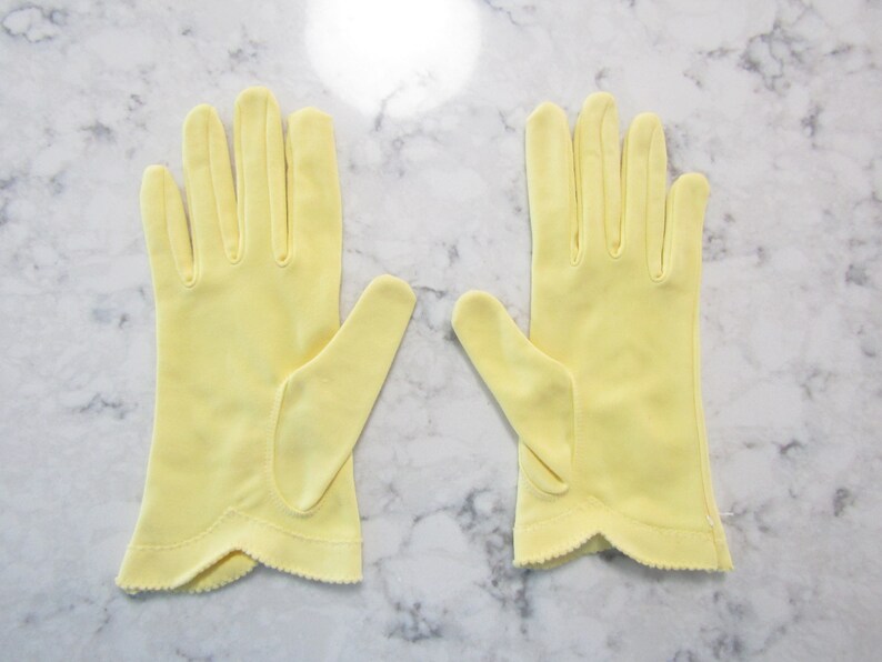 Vintage New Unused Yellow Wrist Length Stretch Nylon Gloves---8--Size 7 12 to 8--Glove Auction #7227--0219