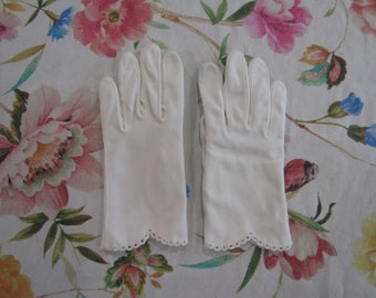 Gants vintage en coton blanc avec bordure à oeillets ----- Longueur du bracelet de 8 po. ------ Taille 7 --- Enchères de gants n° 3586-0524