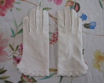 Vintage weiße Nylon bestickte ausgebogte Handschuhe --- 8 "Handgelenk oder "Shorties" Länge --- Größe- 6 1/2 Handschuh Auktion # 3587 --- 0524