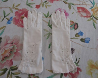 Gants festonnés en nylon blanc vintage avec découpes et broderies - longueur du bracelet 11 po.---Taille 7--Enchères # 3585-0524