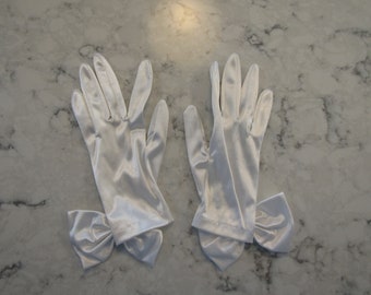 vintage NOS Deadstock New Bright White NWT’s Stretch Nylon Evening Gloves avec « Bows »---Taille 7 1/2----Glove Auction #2644--0223