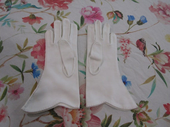 Vintage White Cotton Scalloped Gauntlet Gloves wi… - image 3