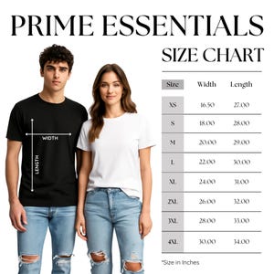 K&ouml;nnte beinhalten: Ein Mann und eine Frau pr&auml;sentieren T-Shirts. Der Mann tr&auml;gt ein schwarzes, die Frau ein wei&szlig;es. Eine Gr&ouml;&szlig;entabelle zeigt Ma&szlig;e in Zoll f&uuml;r XS bis 4XL, mit Breite und L&auml;nge.