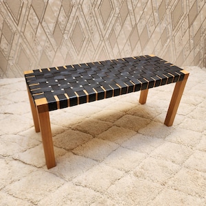 以下が含まれることがあります： 斑点のあるマット仕上げのセラミックマグカップ3個セット。マグカップはクリーム色、ライトグレー、ダークグレーの色合いです。各マグカップはシンプルでミニマリストなデザインで、丸みを帯びたハンドルが付いています。