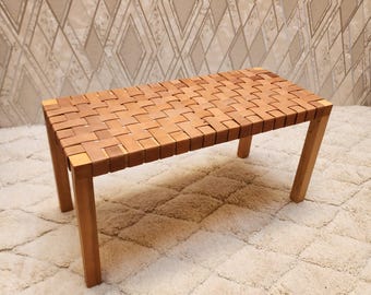 Banco de cuero tejido artesanal con estructura de madera maciza. Ideal para entrada, dormitorio y sala de estar rústica. Envío gratuito.